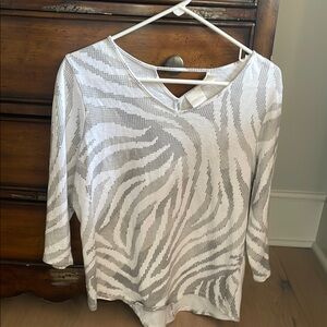 Chico's Graphic Gray and White 3/4 Sleeve Blouse Chicos size 1